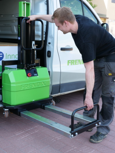 A man pushing the InnoLIFT support legs in.