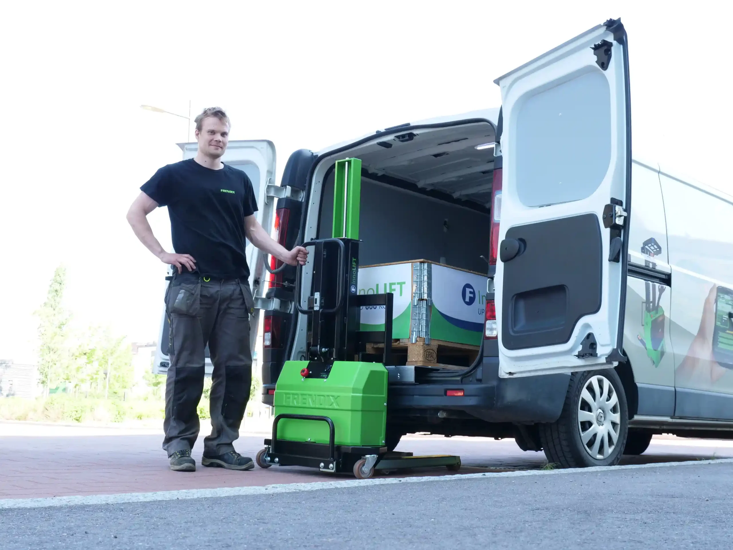 Frendix InnoLIFT and van.